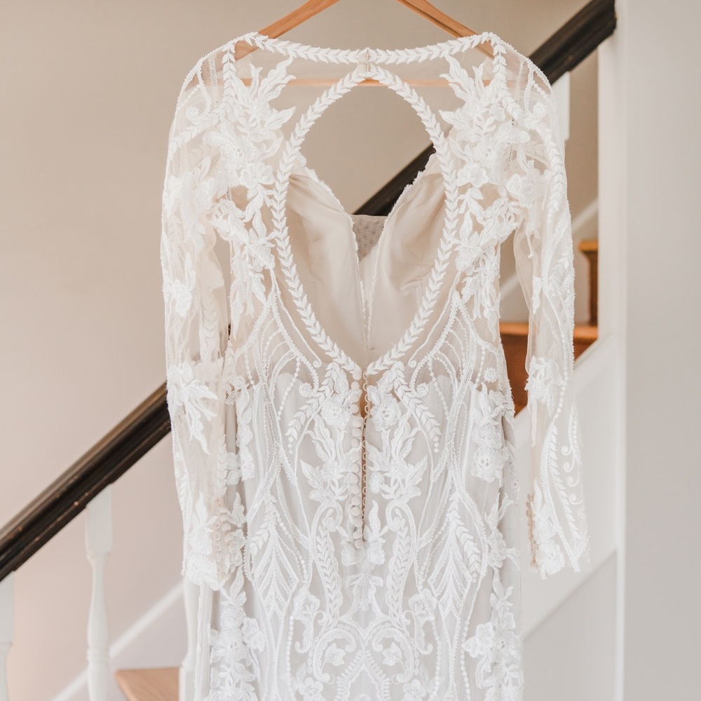Elegant White Lace Wedding Dress - Picture 2 of 6